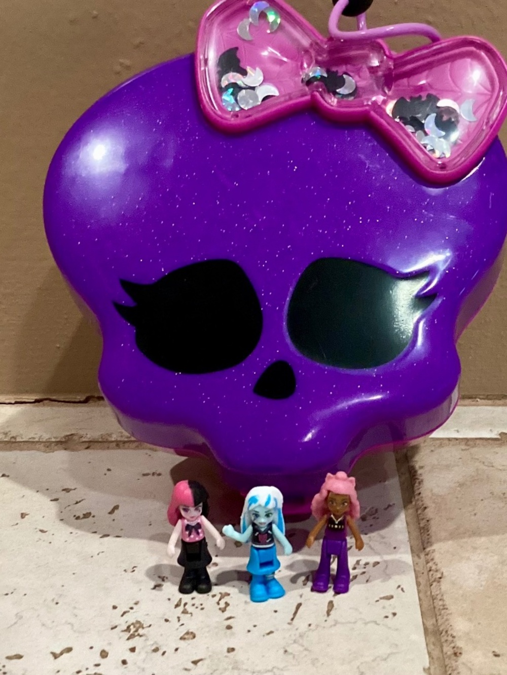 Monster High Polly Pocket Collab Skull Compact with 3 Micro Dolls & Accessories